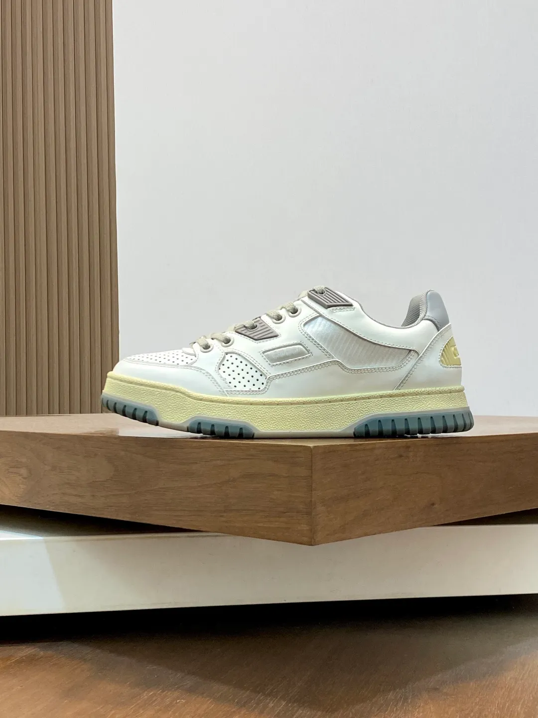 Men's Shoes 💰660 𝐆𝐮𝐜𝐜𝐢 𝐑𝐞-𝐖𝐞𝐛 As the first sneaker created by Sabato De Sarno for Gucci, the Re-Web series reinterprets the brand's classic stripes and sets off the modern silhouette design with bold and unique details. These shoes are crafted from white leather. This new sneaker is ingeniously decorated with many of the brand's classic details, and is equipped with a bright red and green webbing tongue, which will make people fall in love at first sight. White leather treated with a special process for softness and luster, with an embossed grainy texture. Script Gucci logo and interlocking G web label with Interlocking G and script Gucci logo. Rubber outsole with interlocking G detail eyelets. Web tongue. Size: 39-44 (customized for sizes 38 and 45)